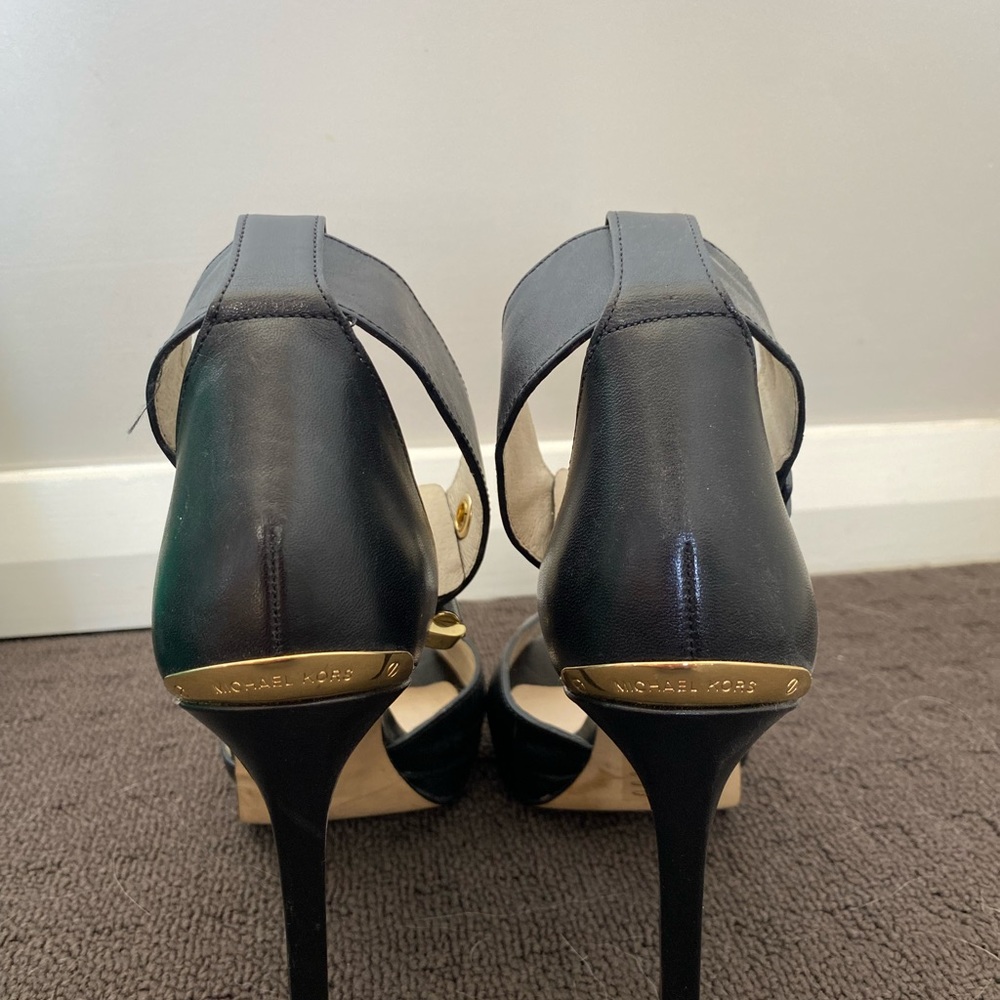 MICHAEL KORS BLACK LEATHER ANKLE STRAP GOLD CUFF BUCKLE PEEP TOE PUMPS- Size 5.5 - Picture 5 of 7